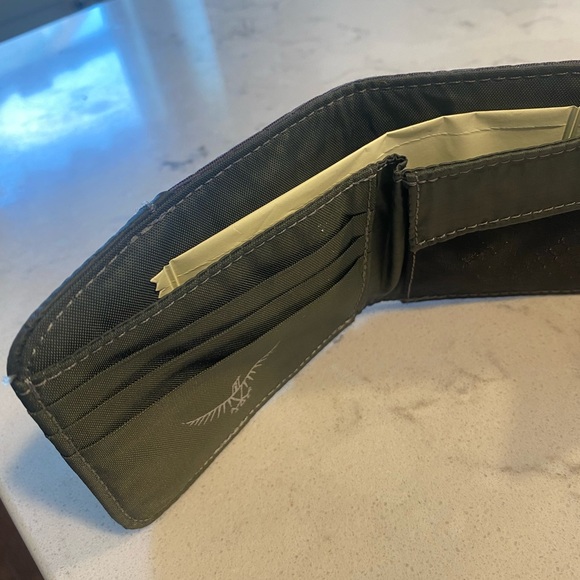 Osprey Gray Key Card Holder with Durable Design - Picture 3 of 4